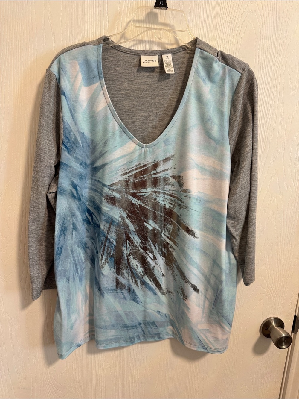 Chicos Zenergy NWOT V-Neck 3/4 Sleeve Women's 3 XL Blue Gray Design Shirt Top